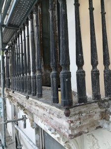 detalle balcon casa de los caramelos sin restaurar